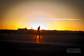 Skater im Sonnenuntergang auf dem Flughafen Berlin Tempelhof