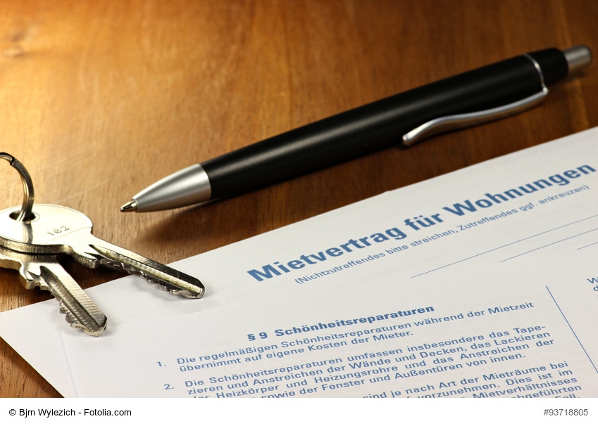 Mietvertrag zur Unterschrift und Wohnungsschlüssel