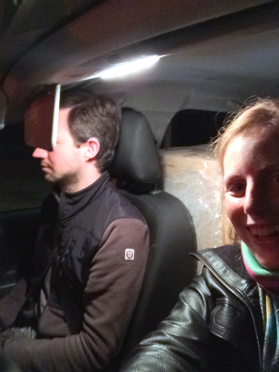 Selfie von einer Frau und einem Mann, die in einem Auto sitzen.