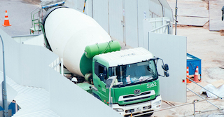 grüner LKW auf einer Baustelle symbolisiert Lärm, der zur Mietminderung führte