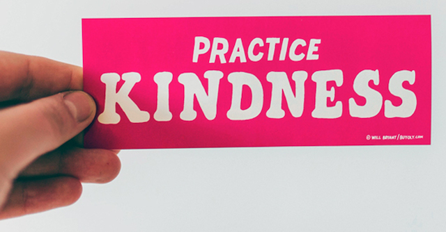  pinker Sticker mit der Aufschrift 'Practice Kindness' der verdeutlicht, dass Aufkleber am Türrahmen weitestgehend erlaubt sind