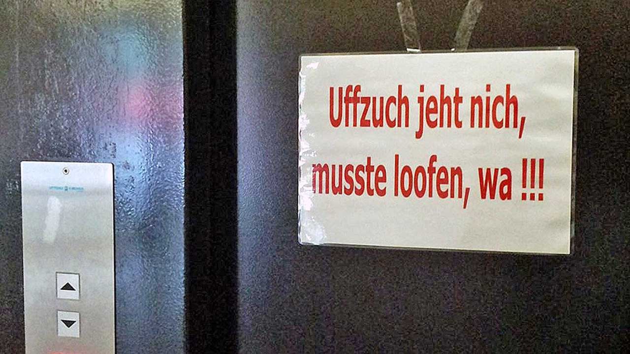 Schild in einem Aufzug