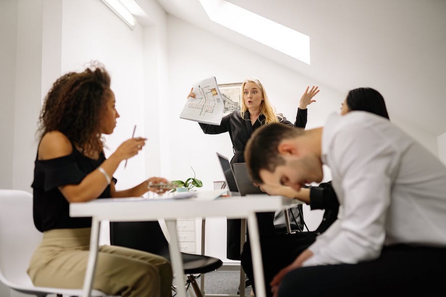 Mitbewohner sitzen am Tisch und diskutieren.